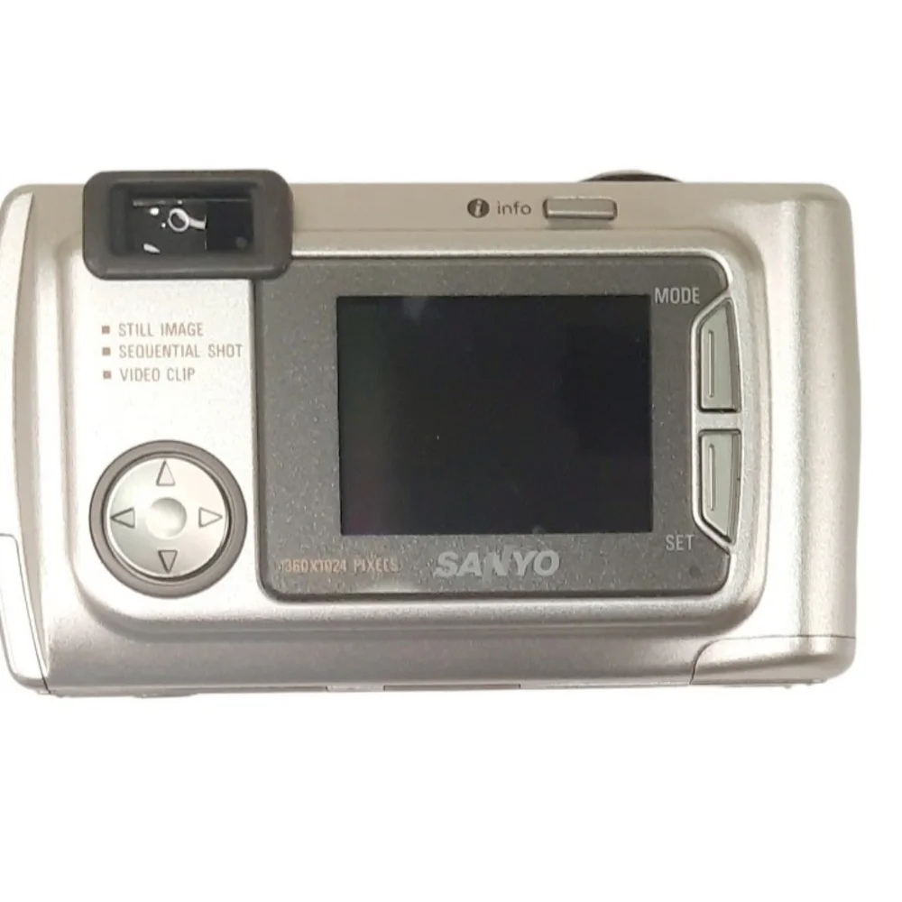 Vintage Sanyo VPC-SX500 digital camera with original packaging.
